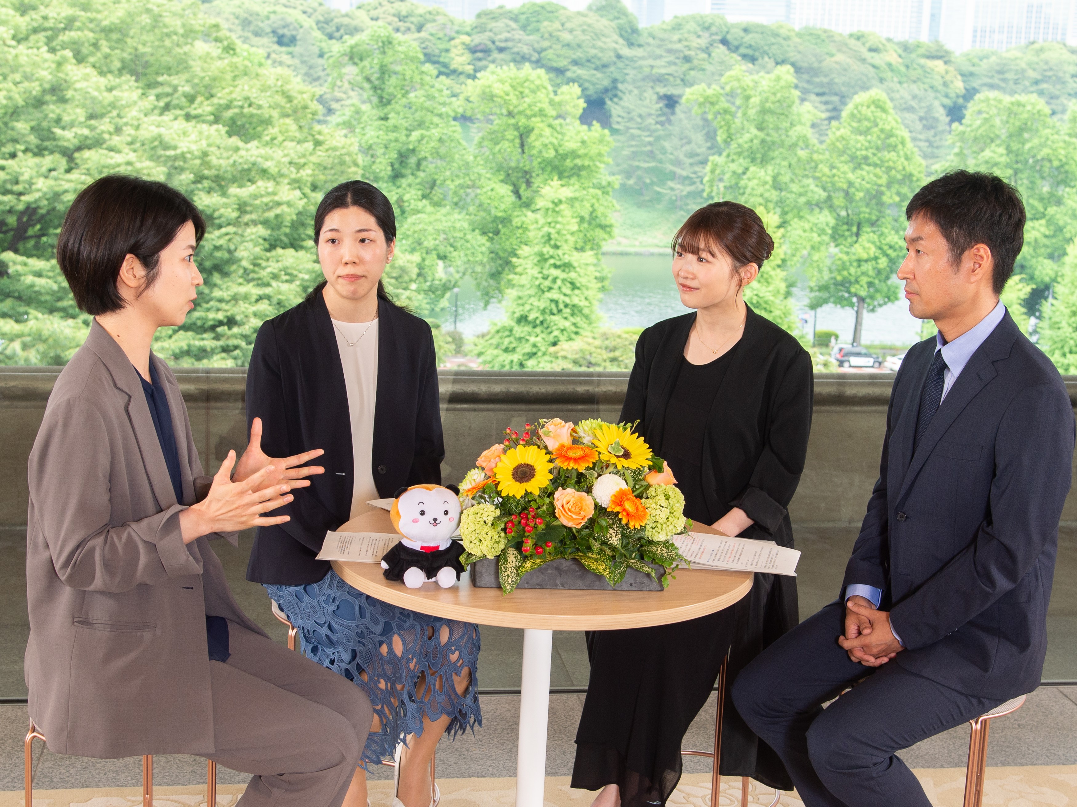 写真：新田裁判官の話を聞く伊藤沙莉さんと西村裁判官と高田裁判官