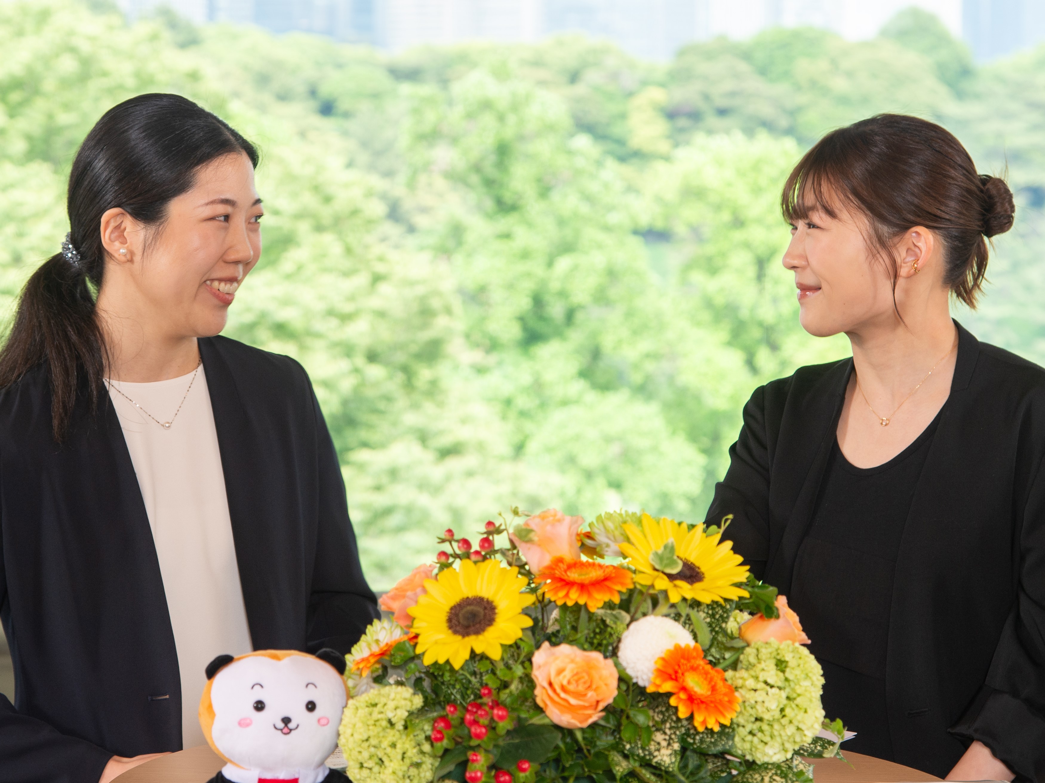 写真：伊藤沙莉さんと西村裁判官