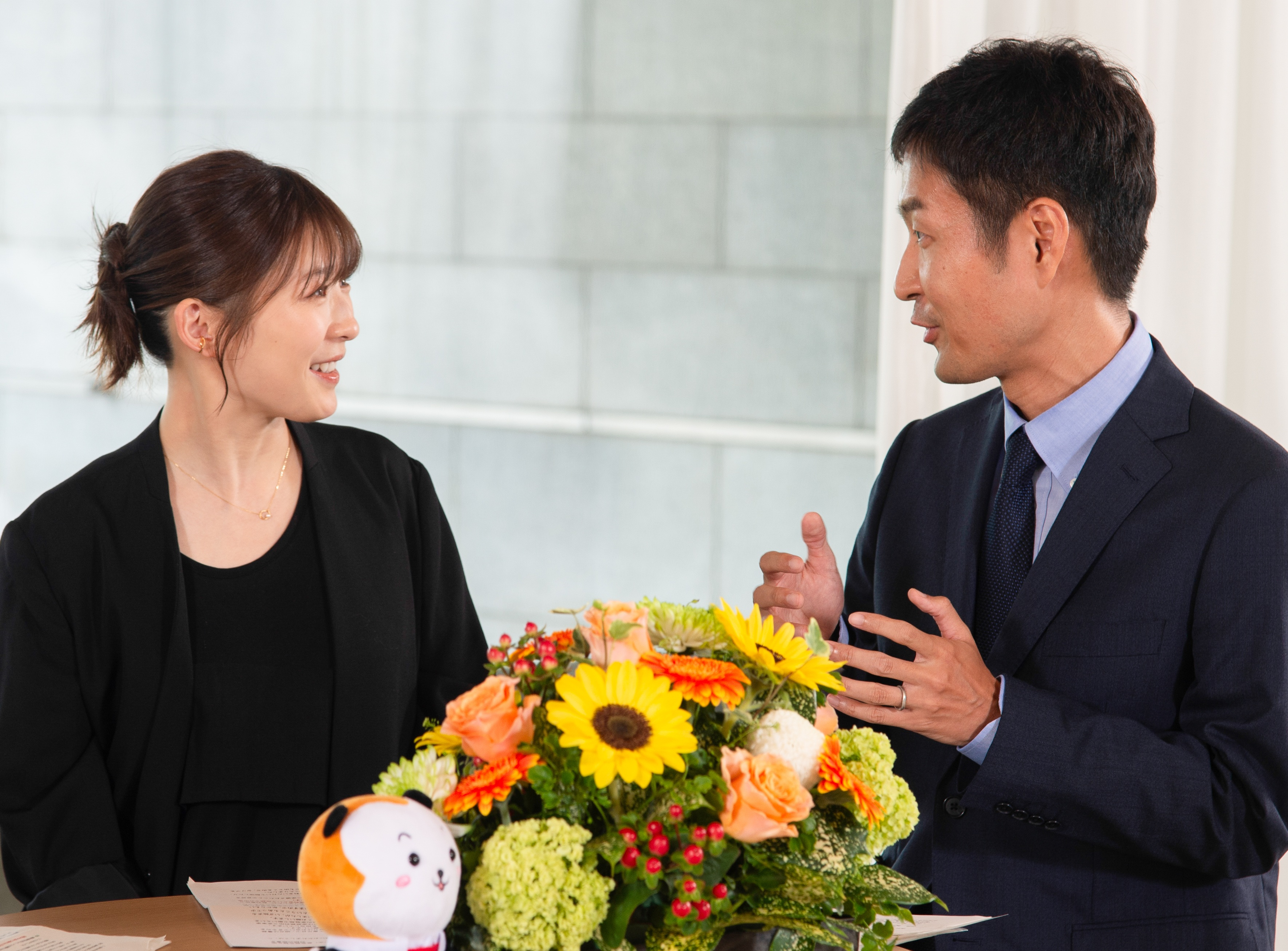 写真：高田裁判官の話を聞く伊藤沙莉さん