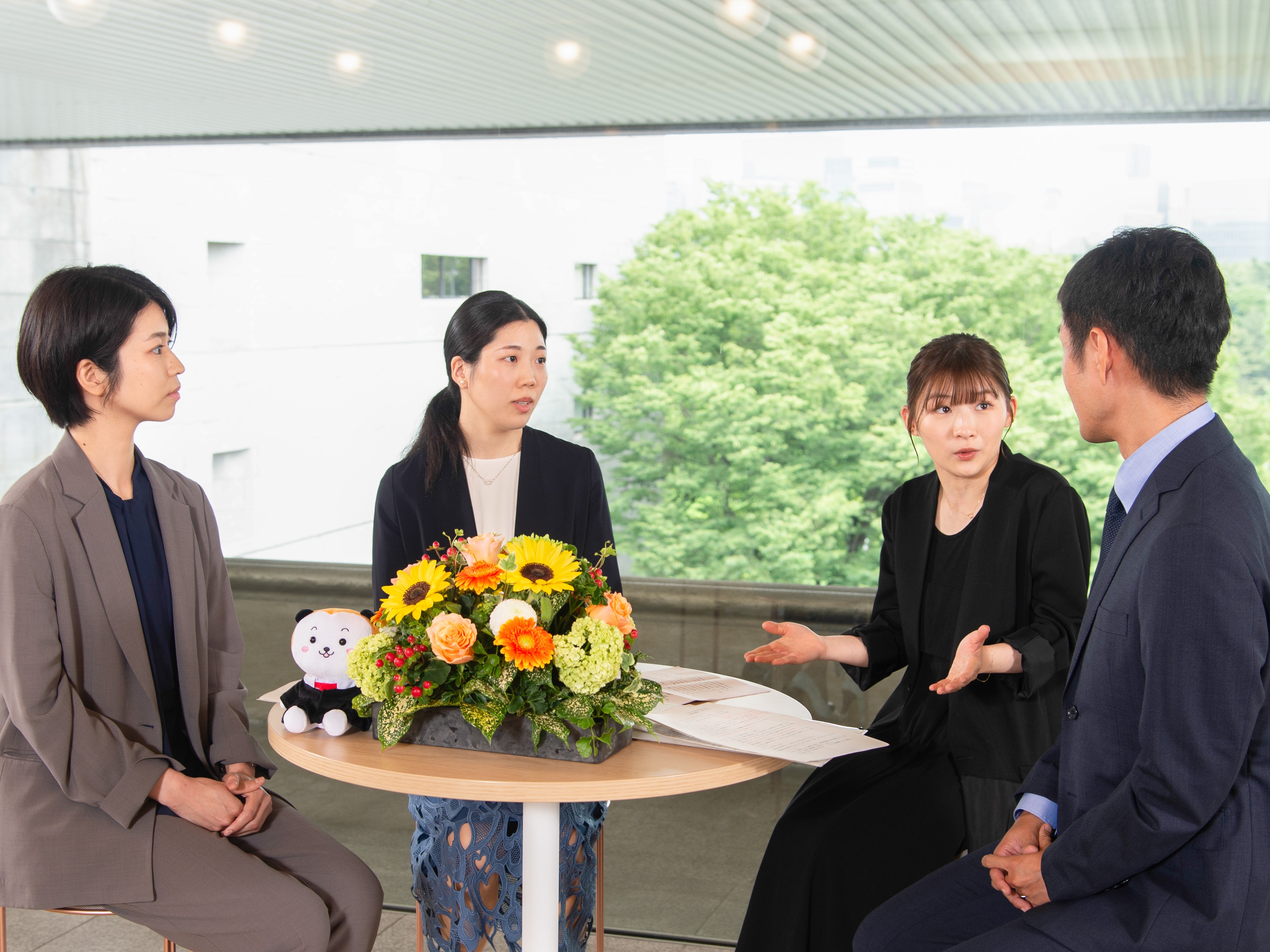 写真：裁判官たちに質問をする伊藤沙莉さん