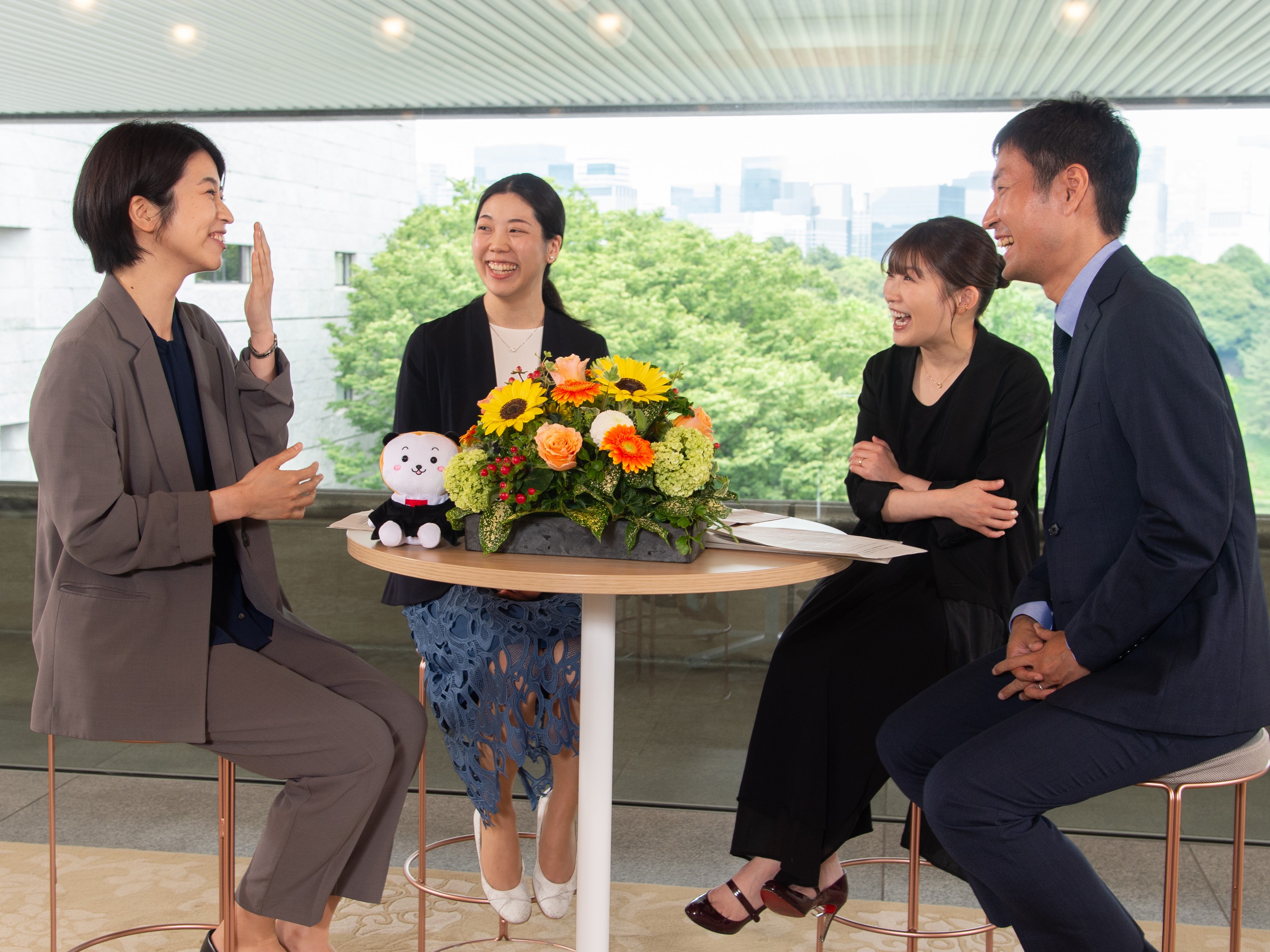 写真：新田裁判官の話を聞く伊藤沙莉さんと西村裁判官と高田裁判官