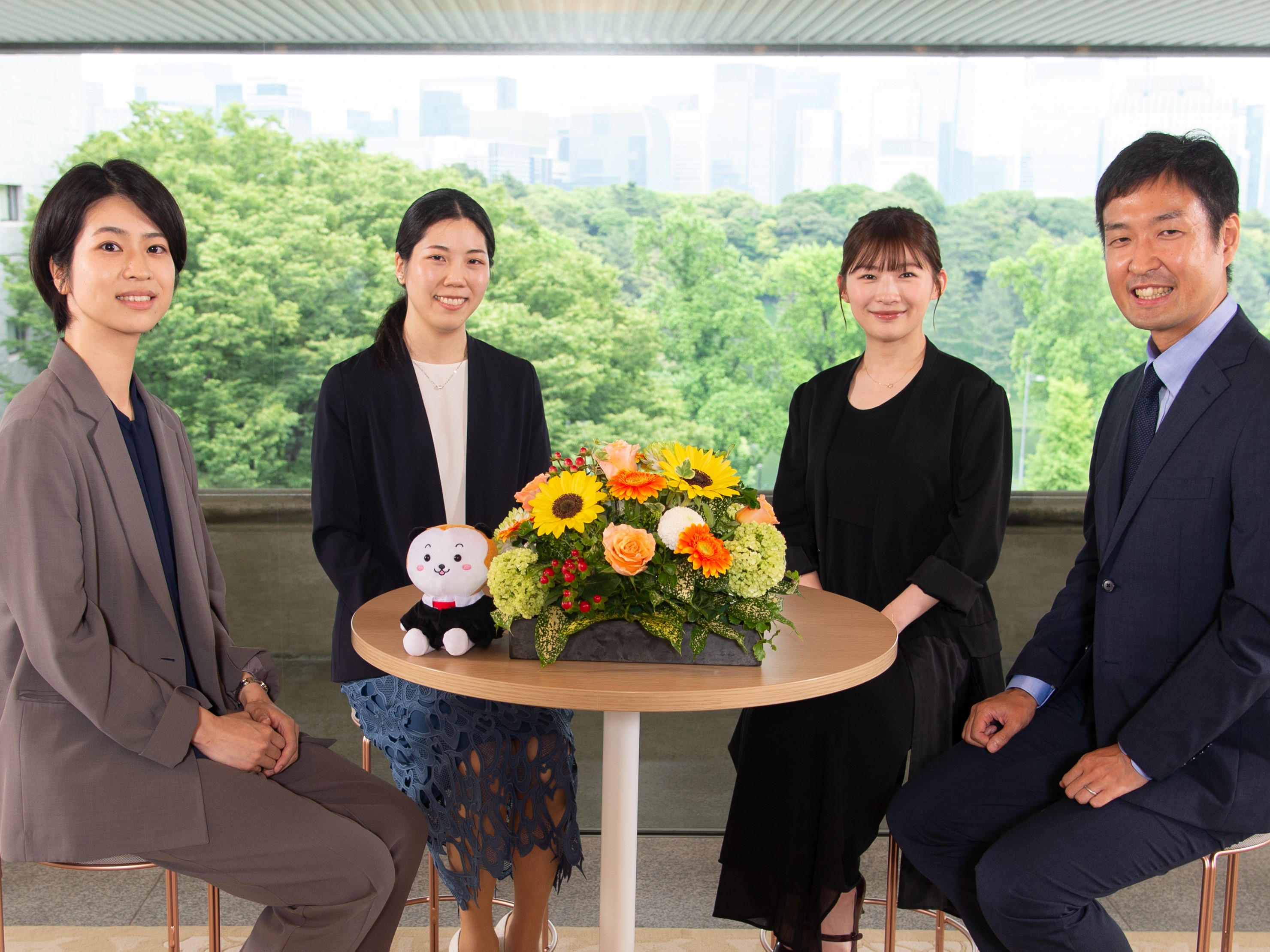 写真：着席している伊藤沙莉さん、西村裁判官、新田裁判官、高田裁判官