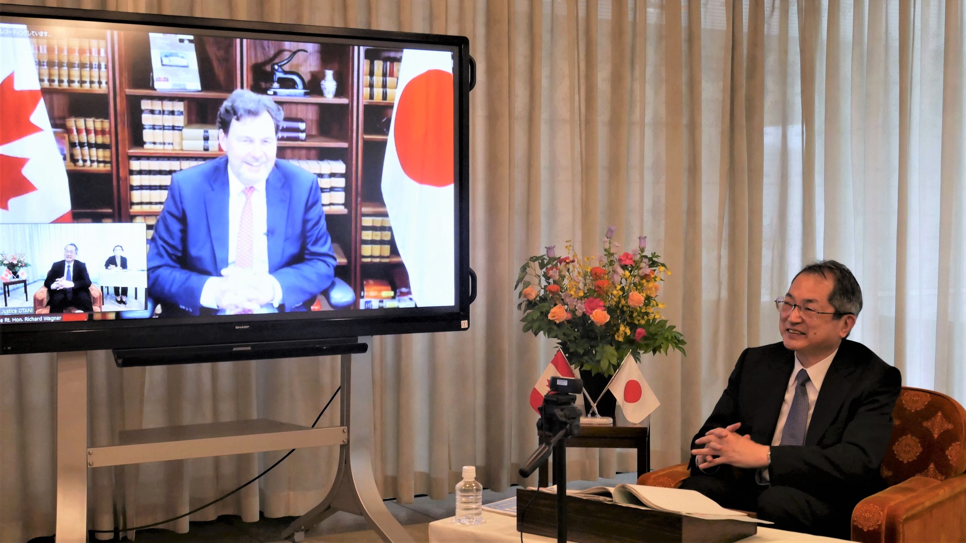 picture of Chief Justice OTANI Naoto and the Right Honourable Richard Wagner, P.C., Chief Justice of the Supreme Court of Canada