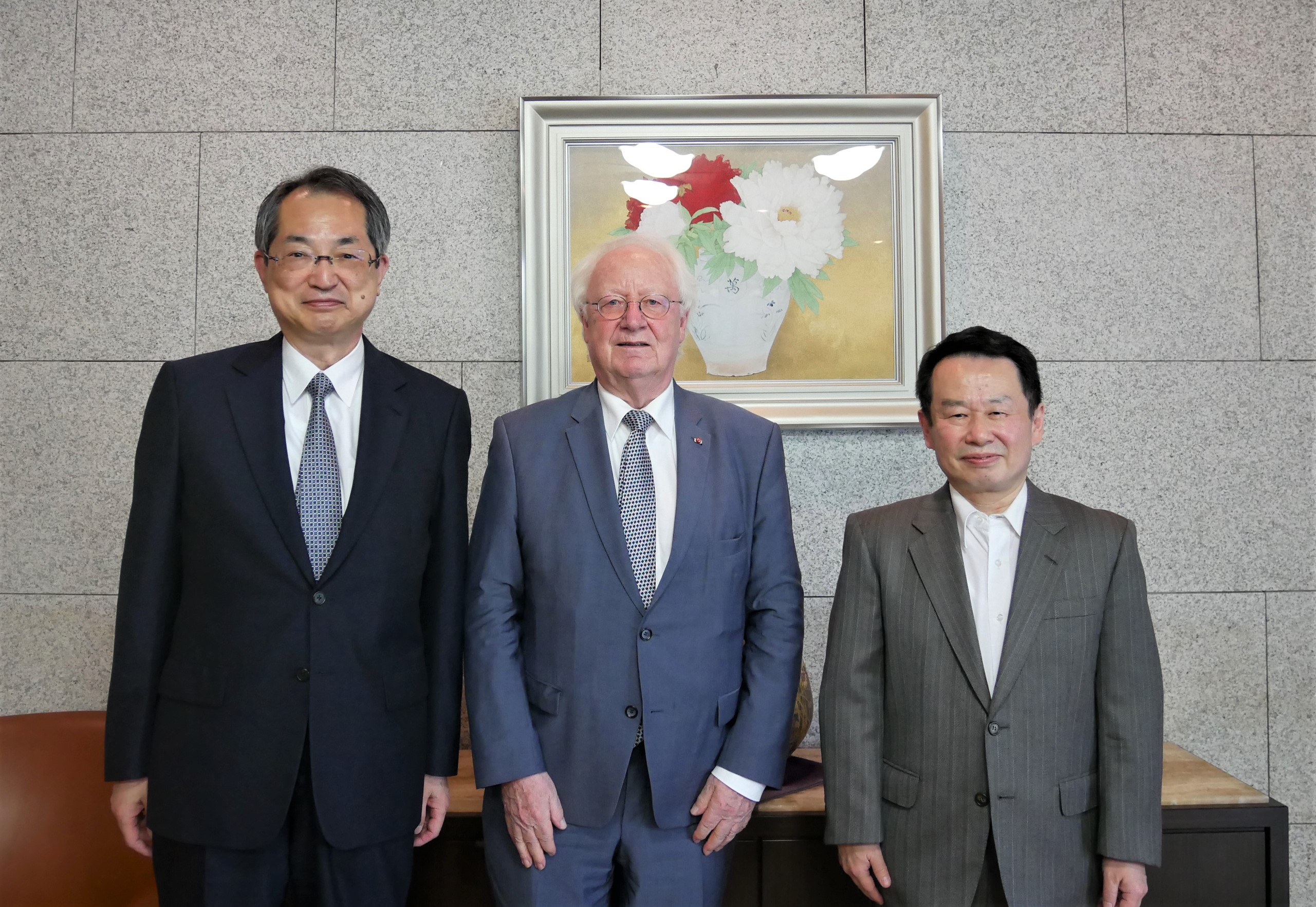 picture of Dr. Jan Groteer, Chief Justice OTANI Naoto and Justice HAYASHI Michiharu