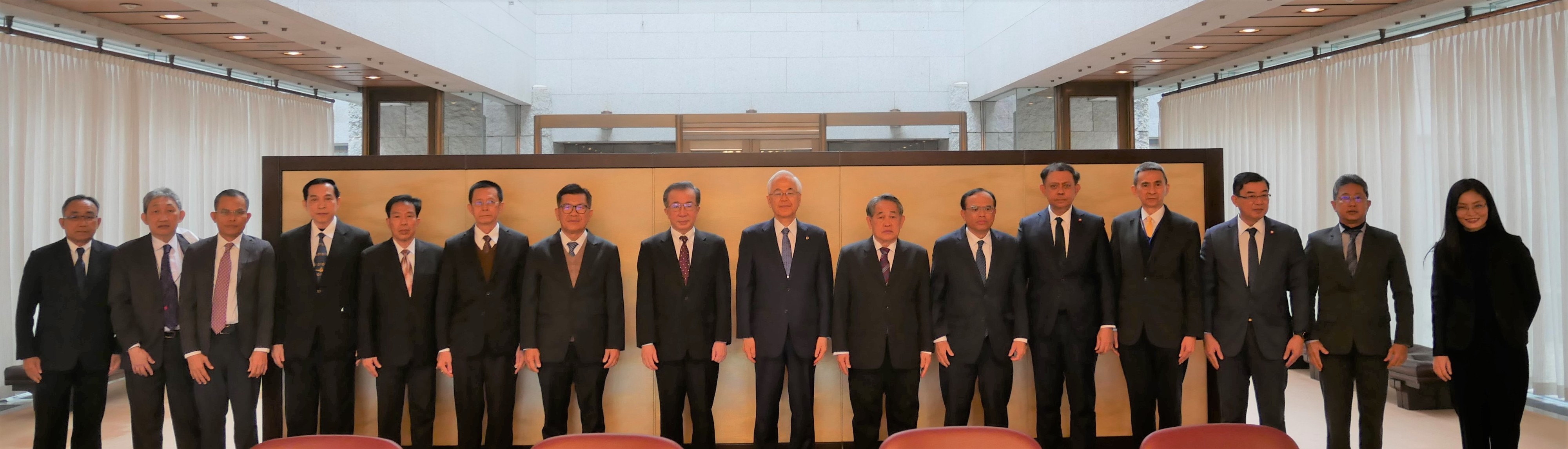 Chief Justice TOKURA, Justice MIYAMA and the delegation from Thailand