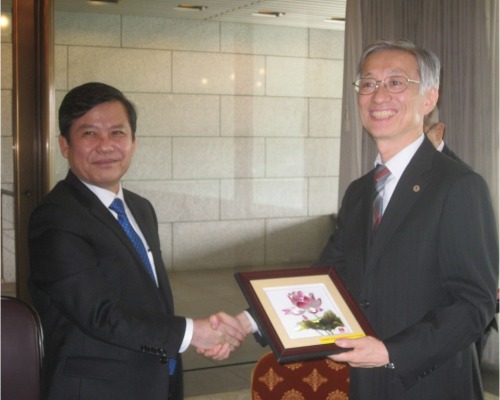 image:H. E. Le Minh Tri and Mamoru Miura