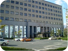 写真：福岡地方裁判所小倉支部の駐車場