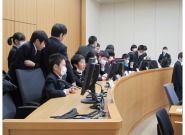 写真：国見小学校生徒の法廷見学の様子