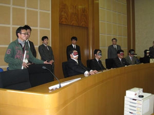 写真：法廷や会議室等で椅子に腰掛けるときの注意点