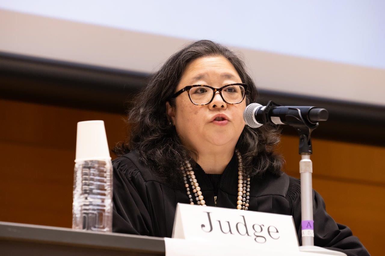 裁判長による訴訟指揮の場面