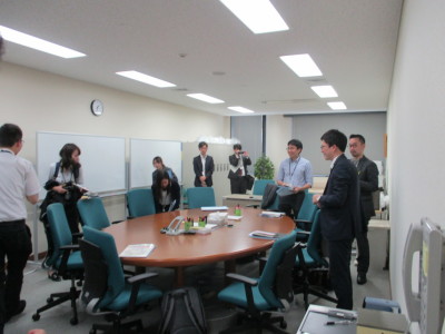 写真：評議室見学