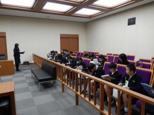 写真：裁判所見学と裁判官からの仕事内容説明