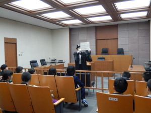 写真：裁判所見学と裁判官からの仕事内容説明