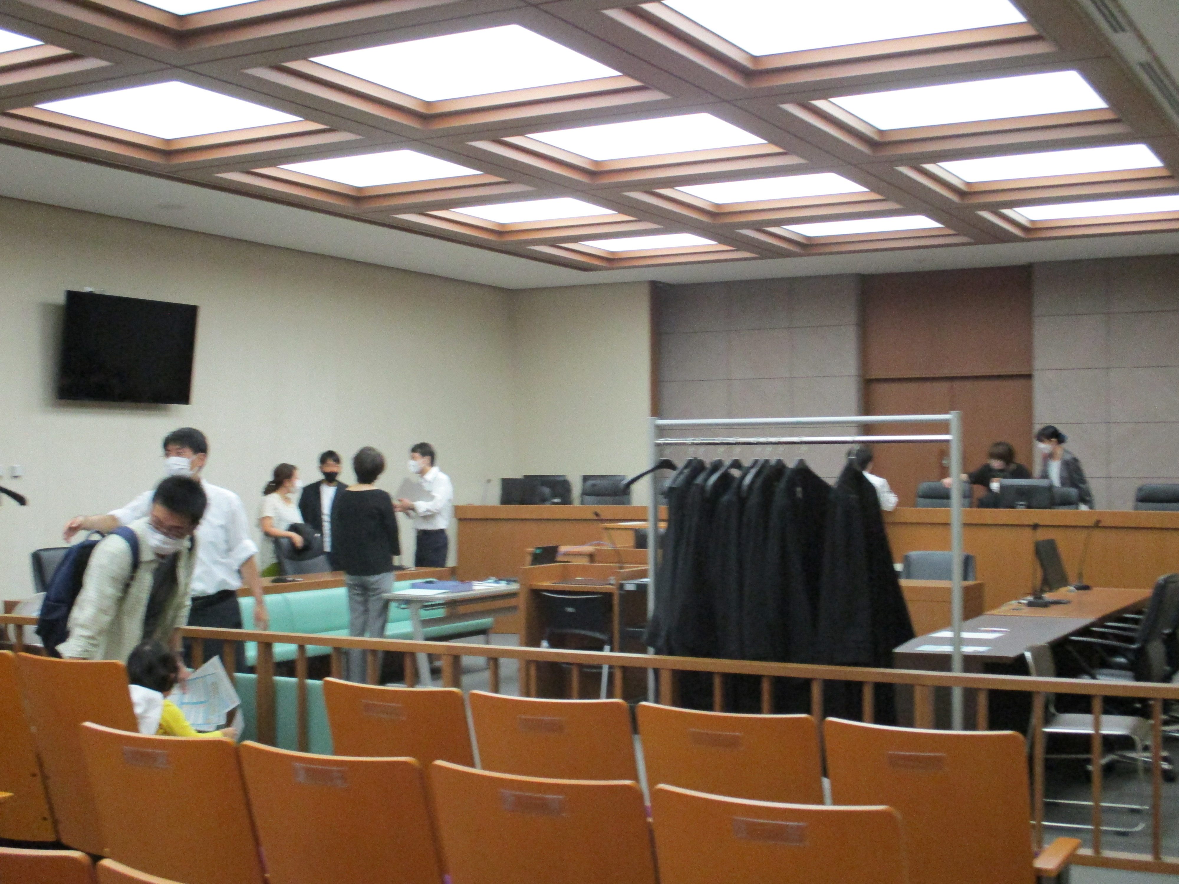 法廷見学、記念撮影の様子