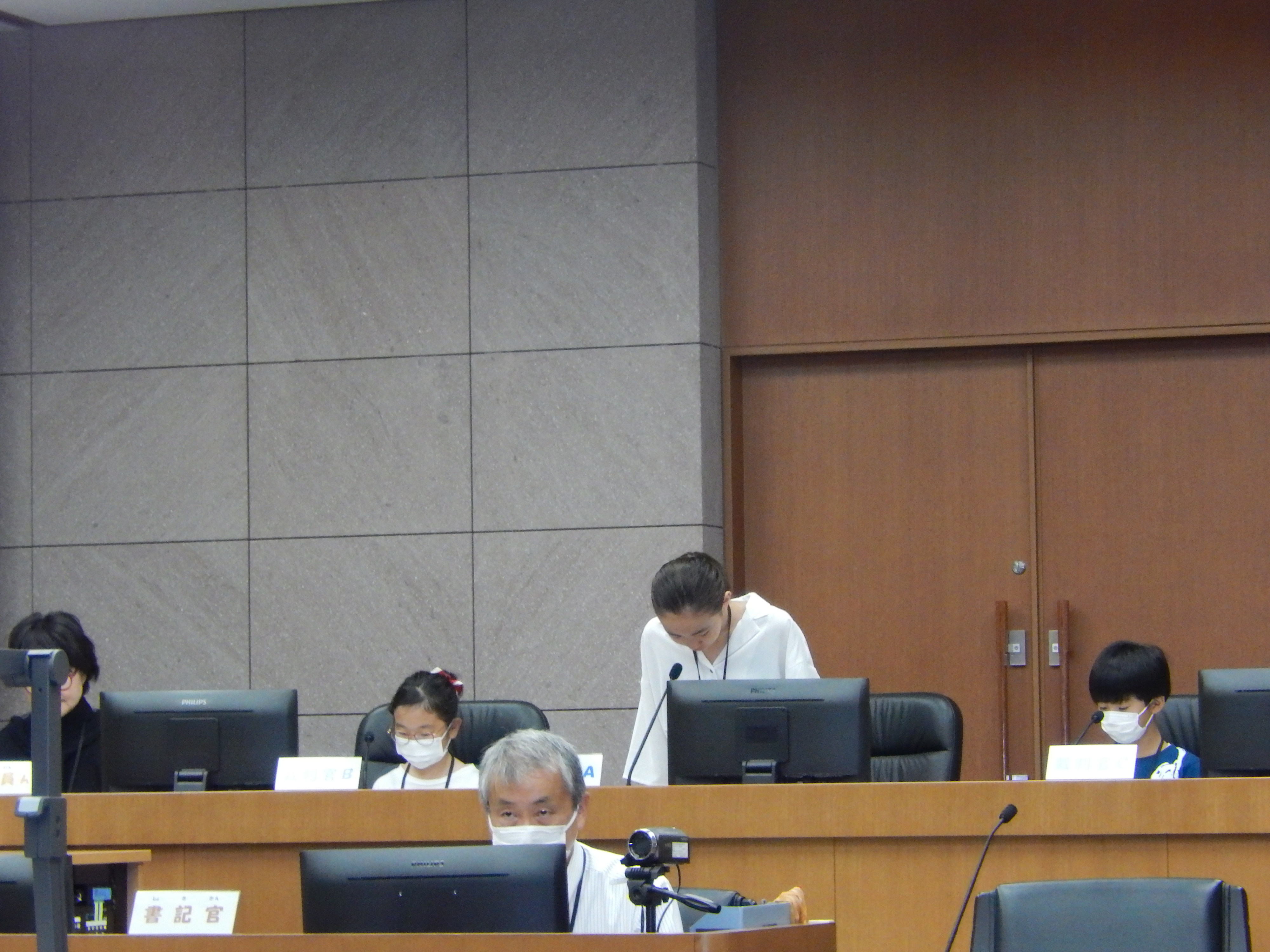 裁判官側の様子
