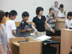 写真：法廷探検の様子1