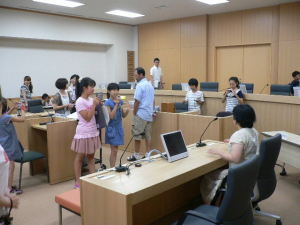 写真：法廷探検の様子2