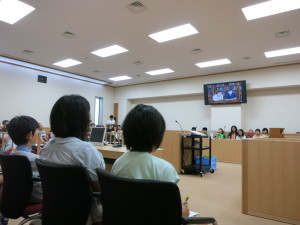 写真：DVD視聴の様子