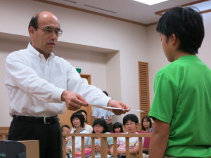 写真：修了証書授与の様子