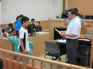 写真：修了証書交付の様子