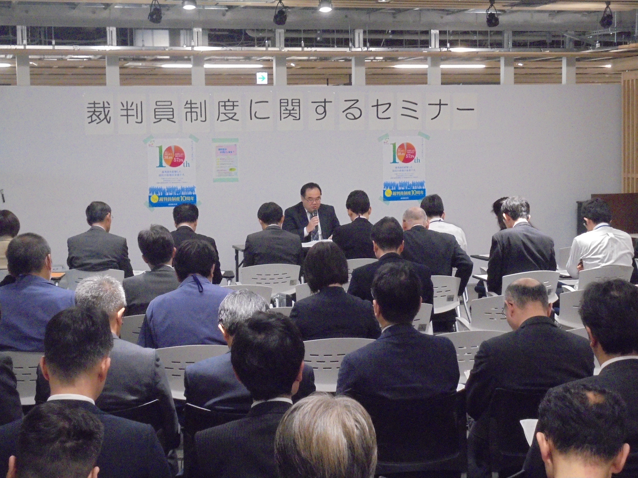 写真：長崎県庁で実施した出張講義
