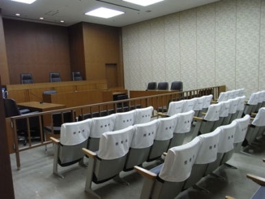 写真：傍聴人入口から法廷内を見たところ