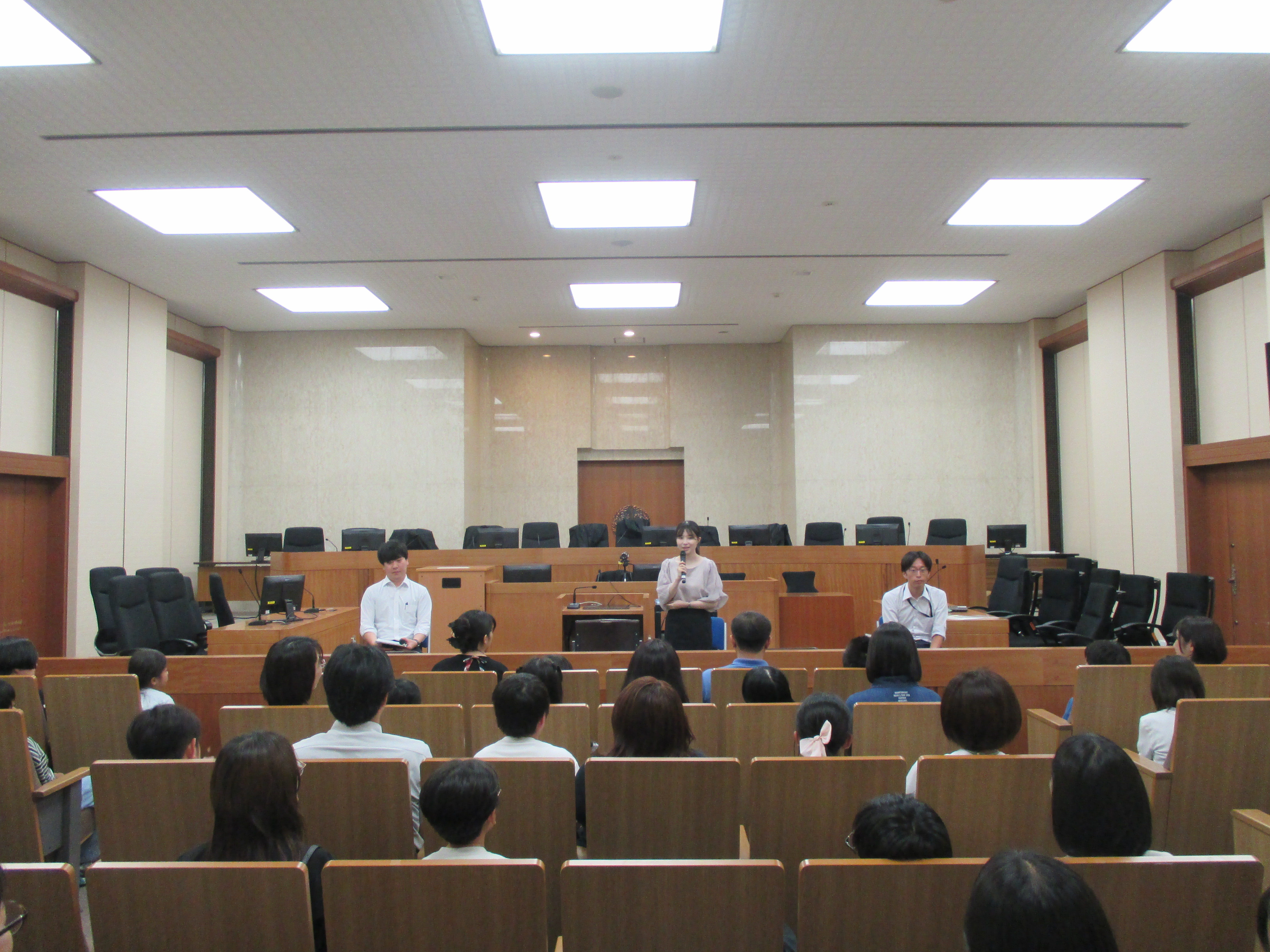 写真：こども裁判所の様子