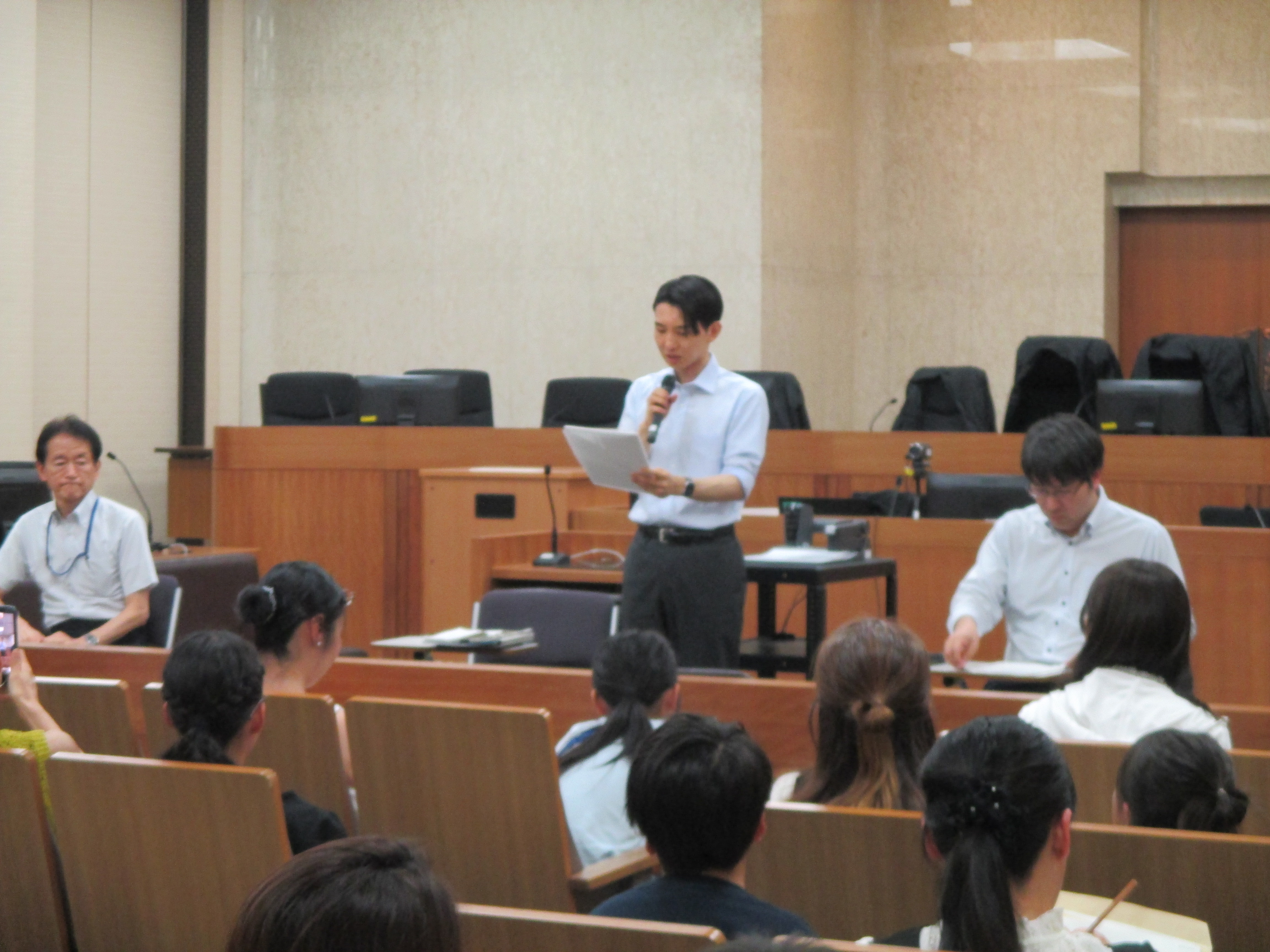 写真：こども裁判所の様子