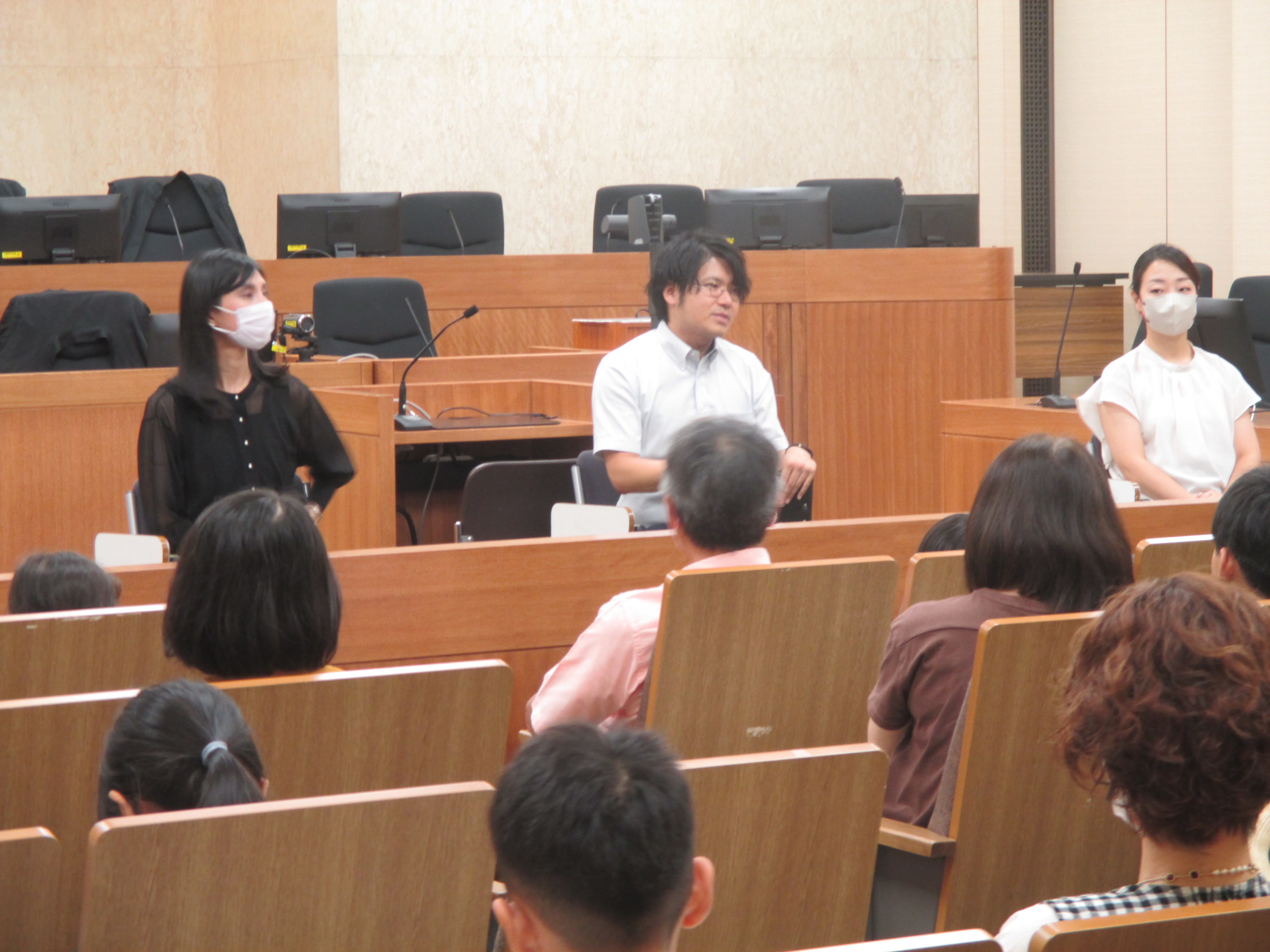 写真：こども裁判所の様子