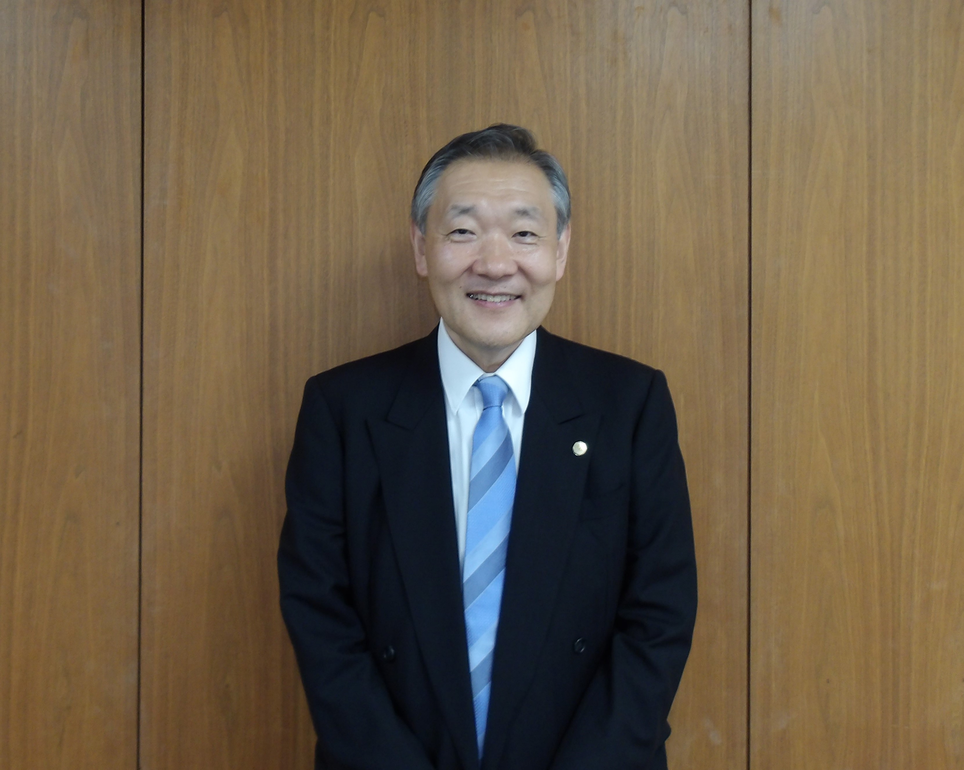写真：菅野雅之長官の顔写真です。