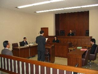 写真：証人宣誓