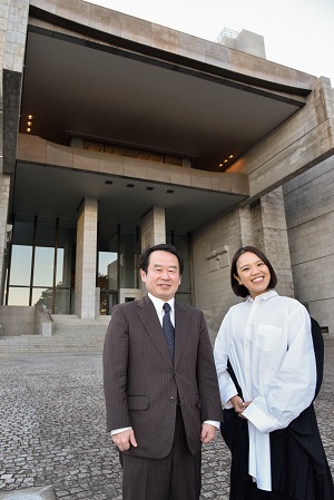 写真：辻村深月さんと林道晴最高裁判事。最高裁判所正面玄関にて。