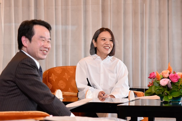 辻村深月さんと林道晴最高裁判事の対談風景。