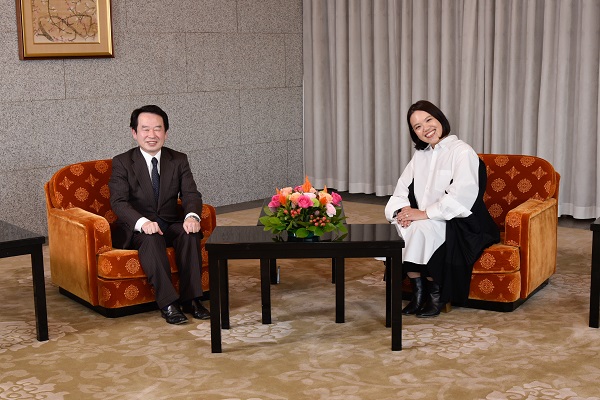 辻村深月さんと林道晴最高裁判事の写真