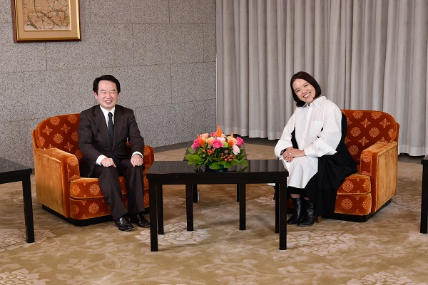 辻村深月さんと林道晴最高裁判事の写真