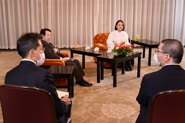 写真：辻村深月さんとの座談会の様子