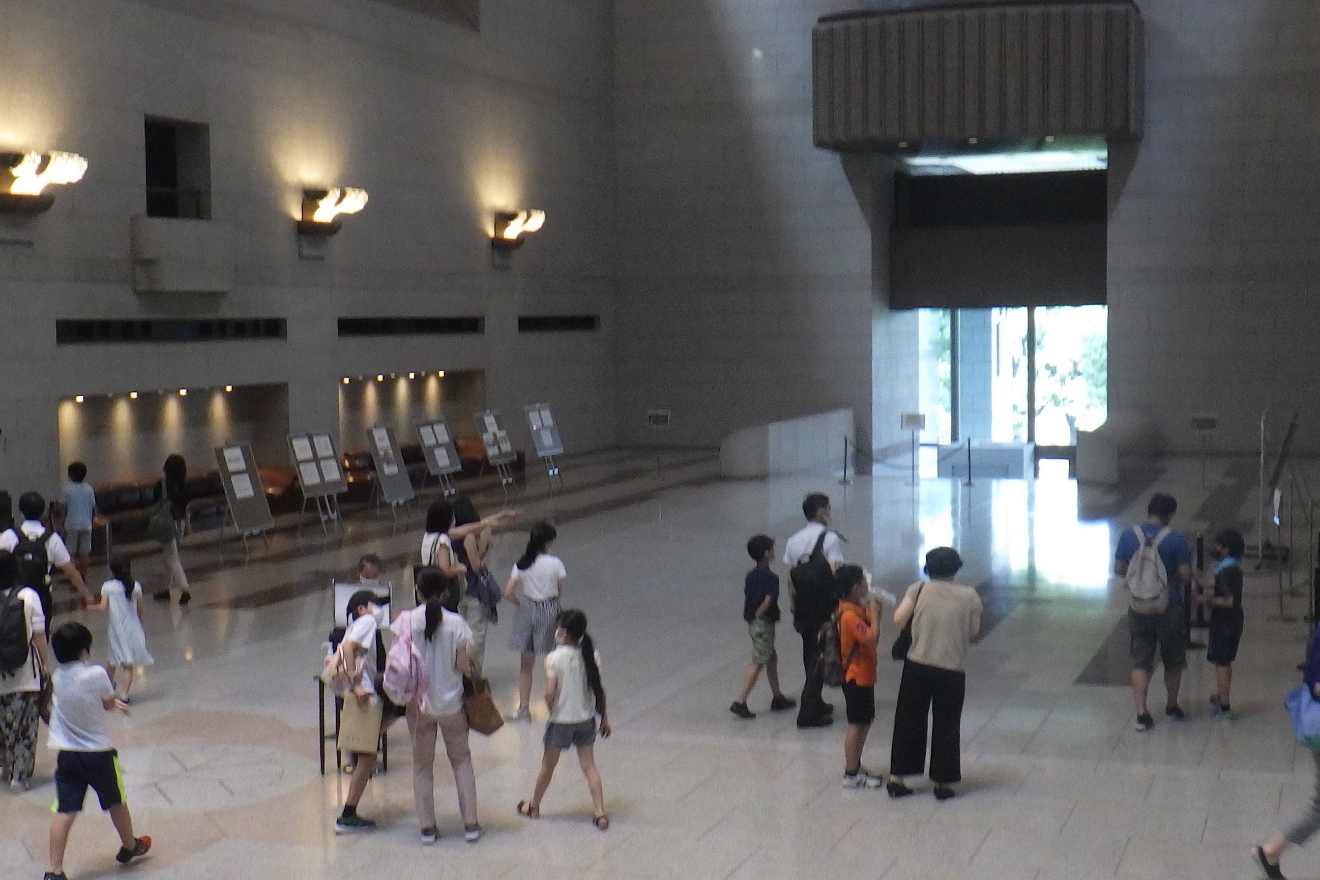 写真：参加者がパネル展示を見ている様子
