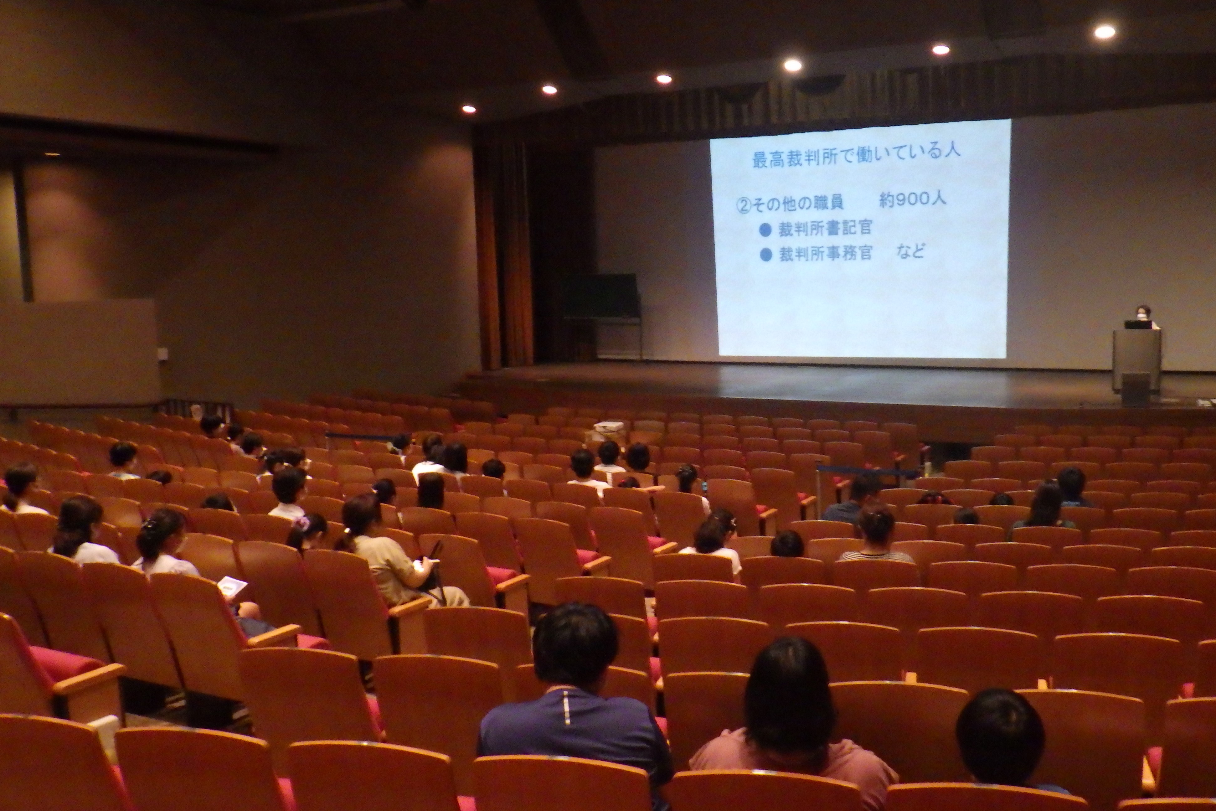 写真：参加者が説明を聞いている様子