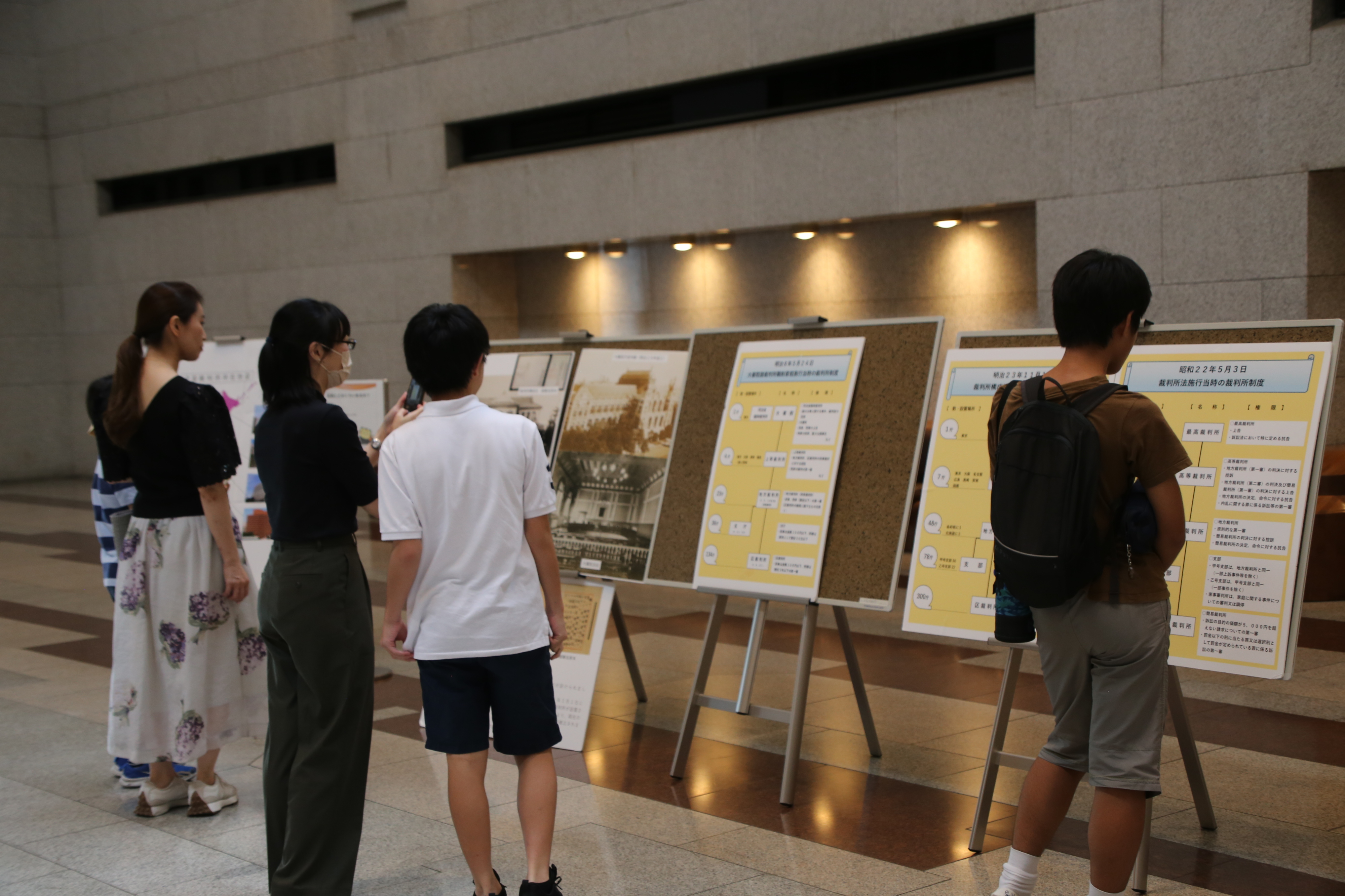 写真：大ホールのパネル展示の様子
