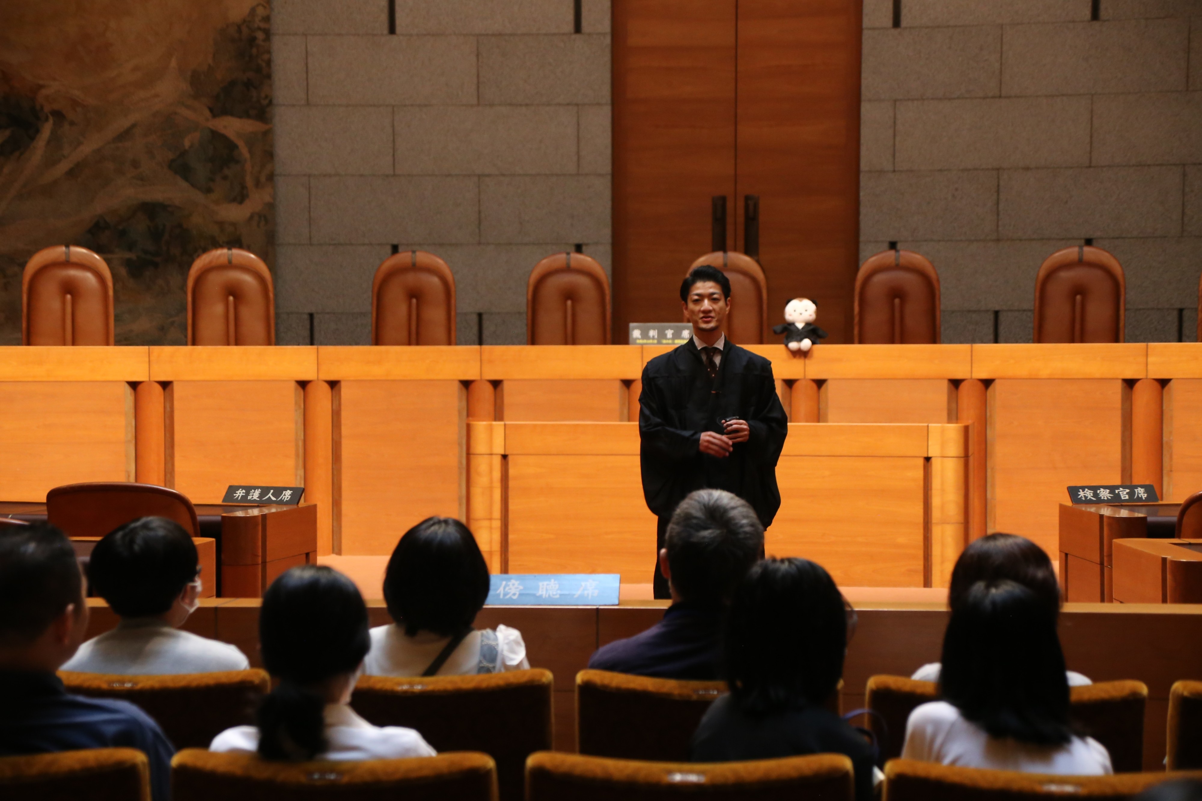 写真：裁判官が全体質問に応じる様子