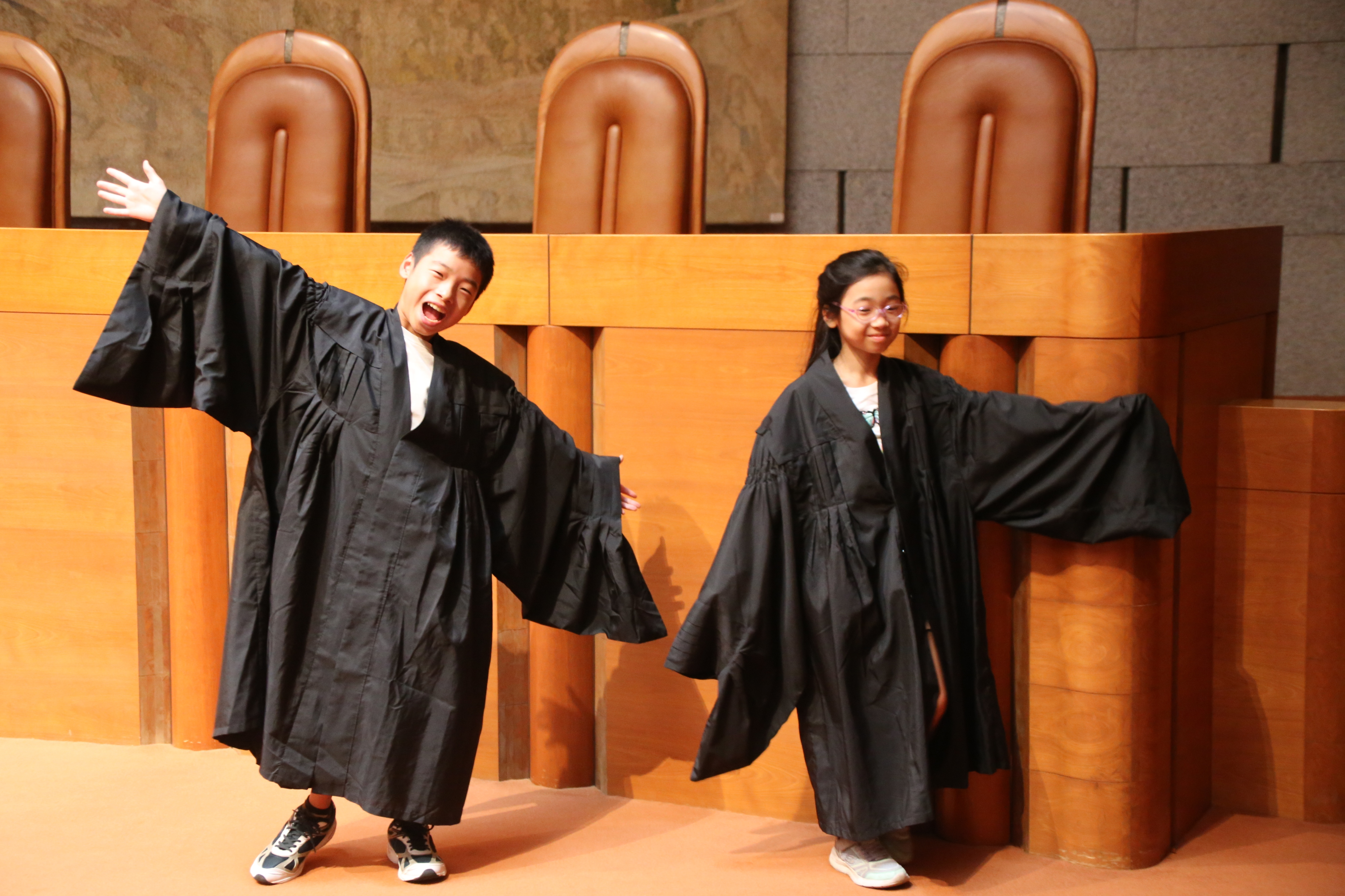 写真：法服着用体験の様子
