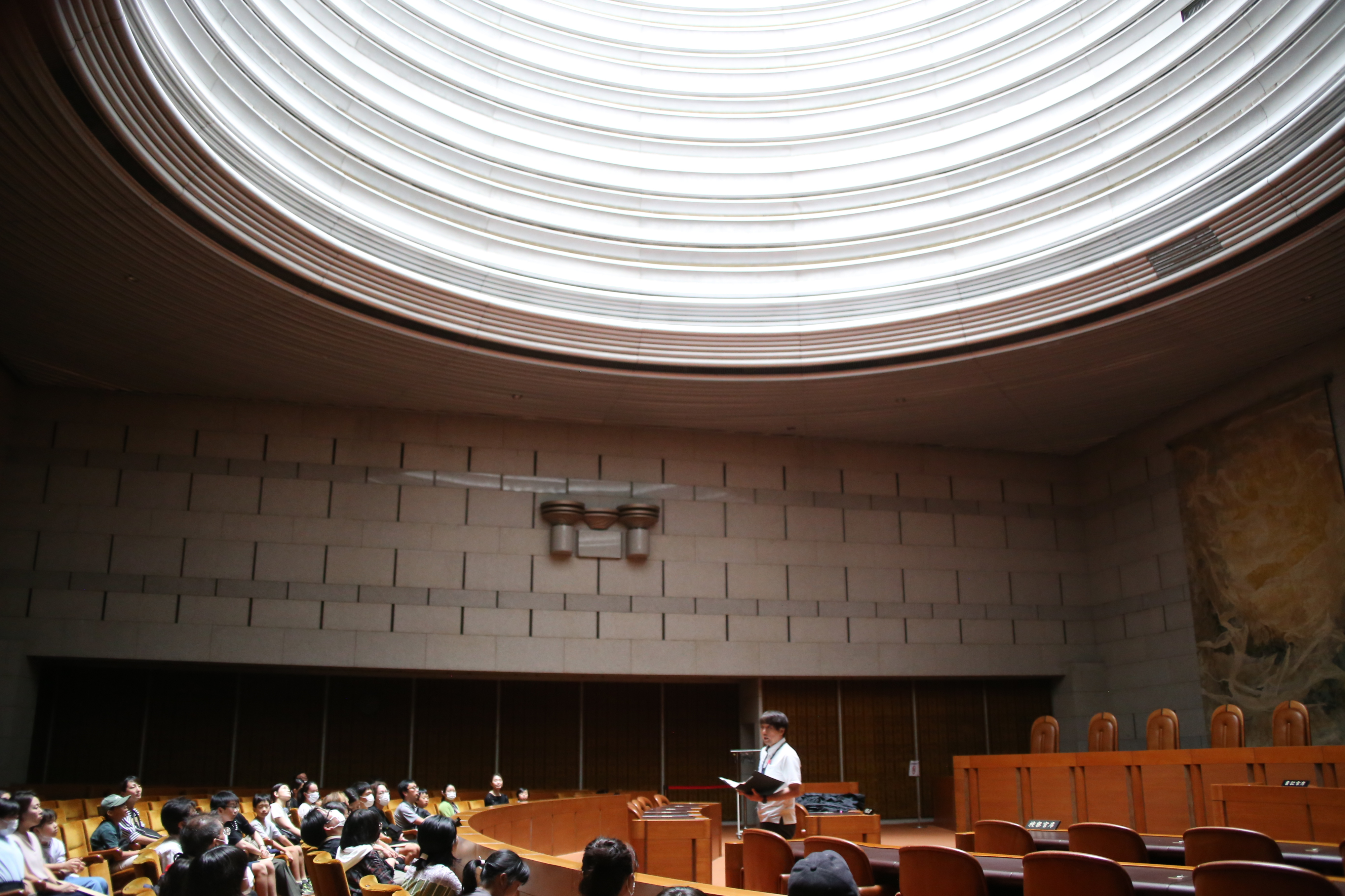 写真：大法廷見学の様子