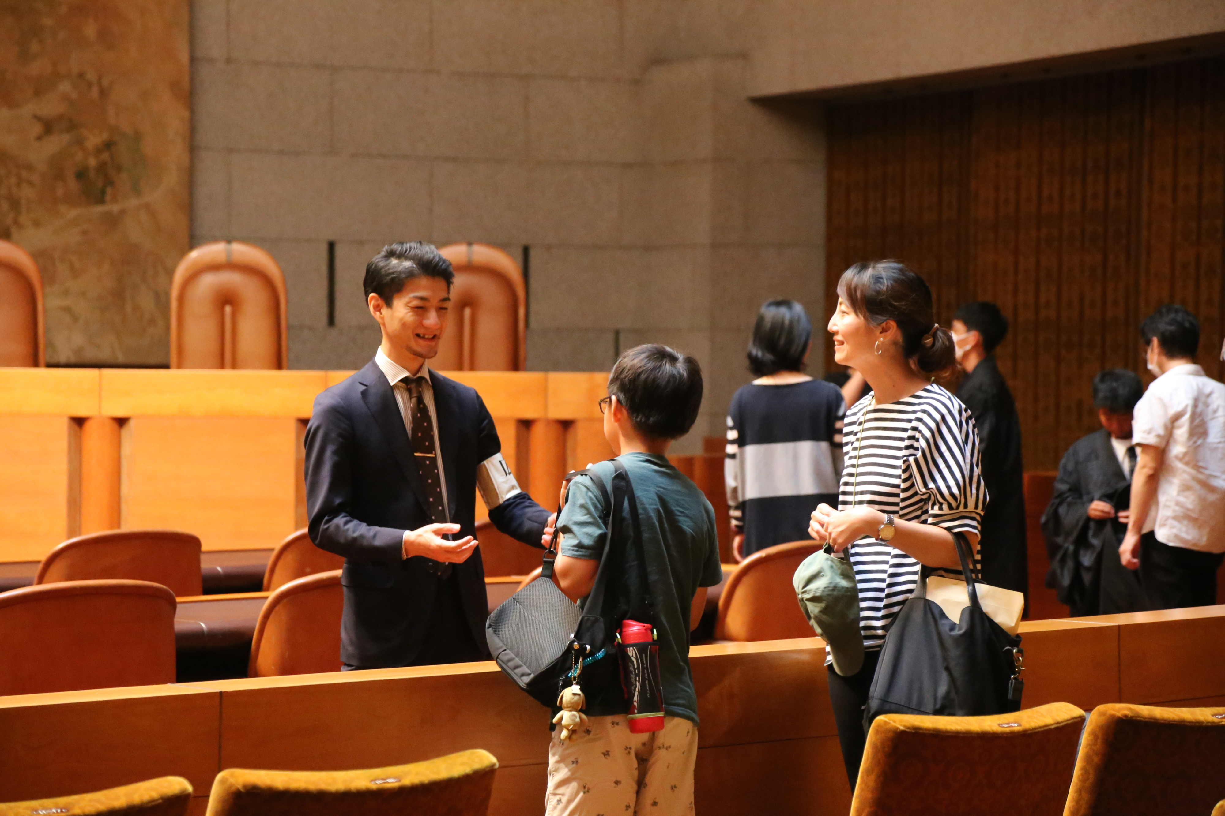 写真：裁判官が個別に質問に応じる様子