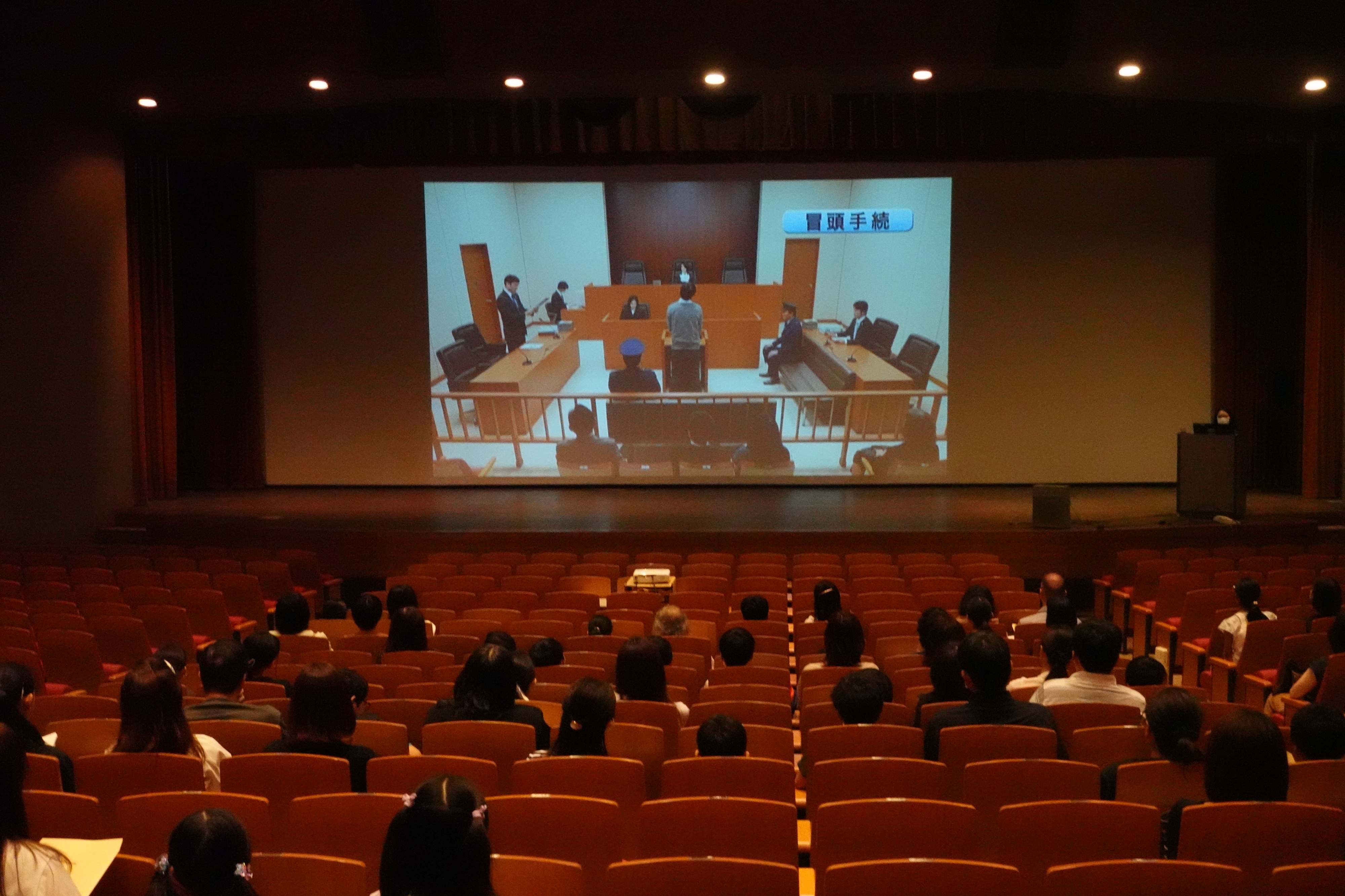 写真：裁判所についてのDVD上映