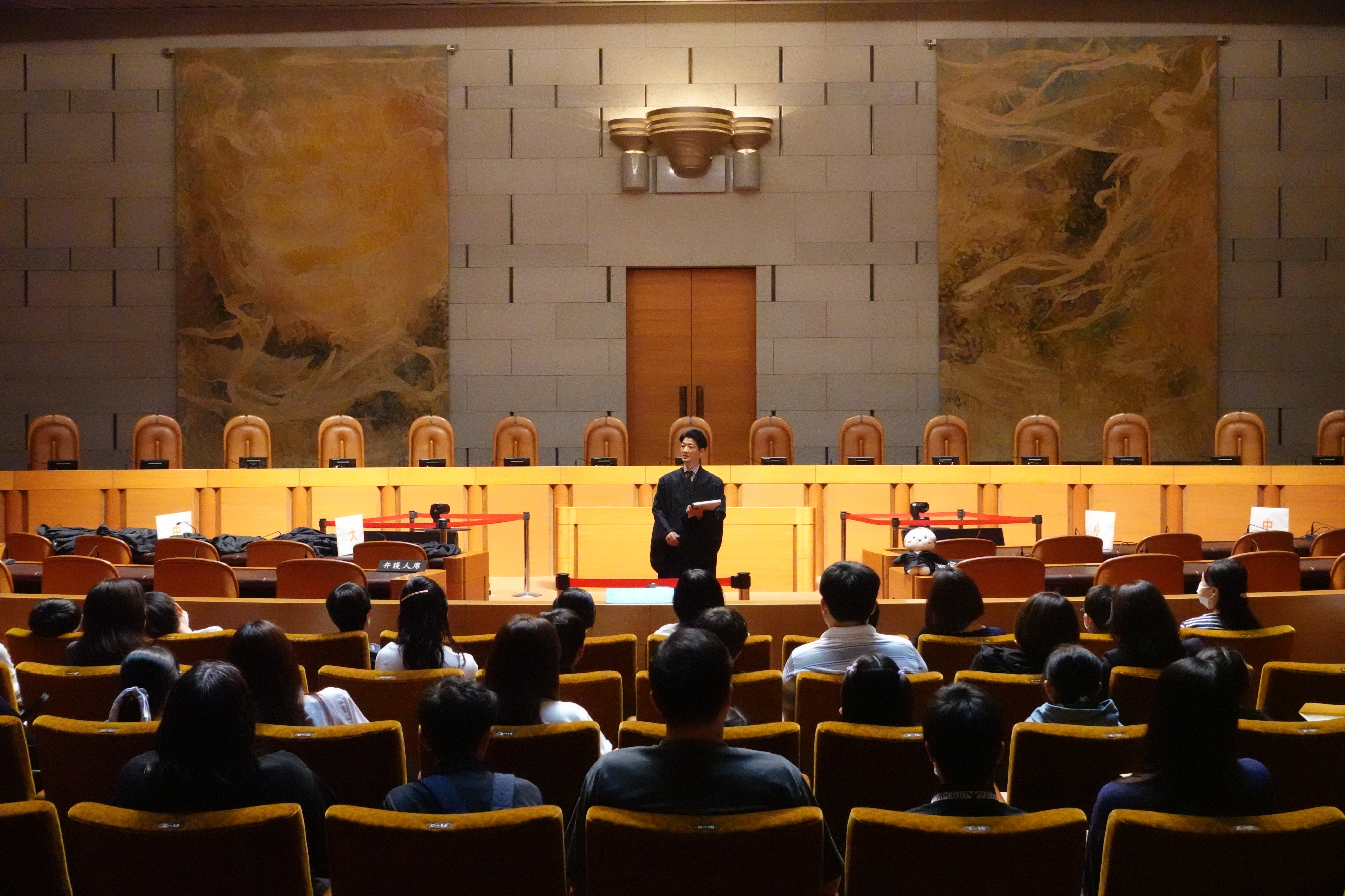 写真：裁判官が仕事紹介をする様子