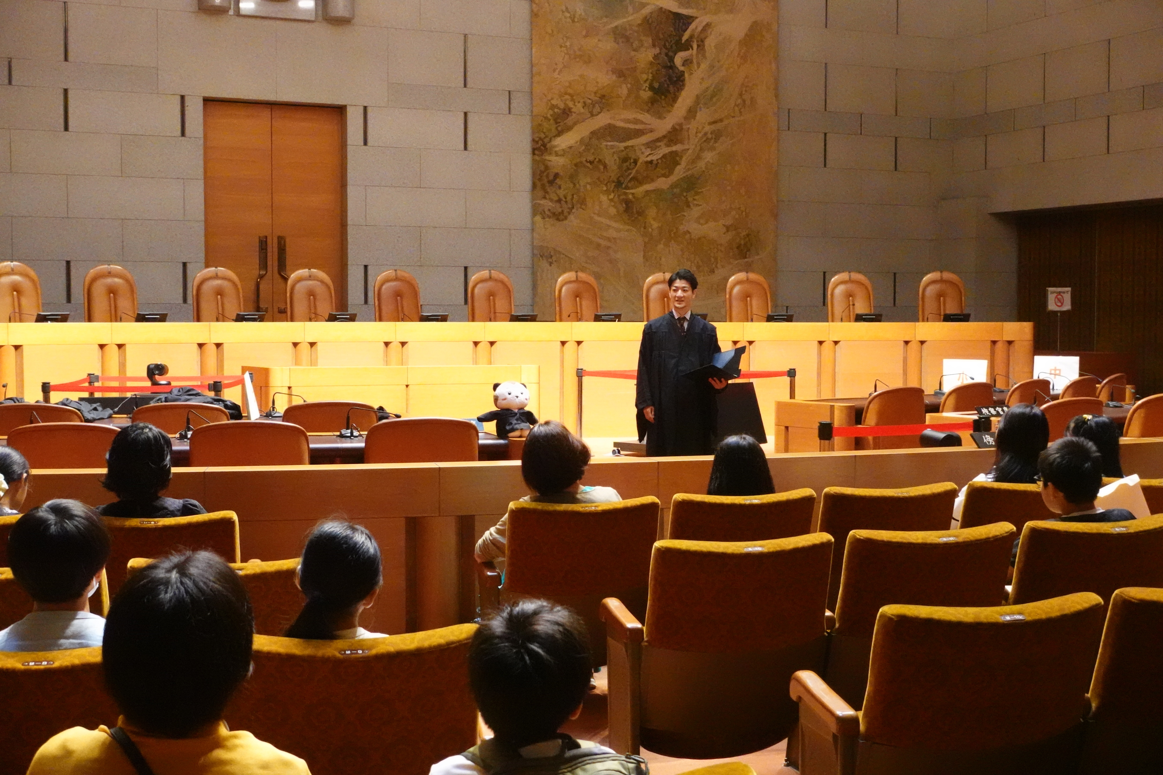 写真：裁判官が全体質問に応じる様子
