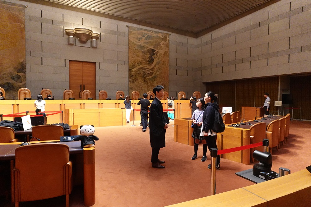 写真：裁判官が個別質問に応じる様子