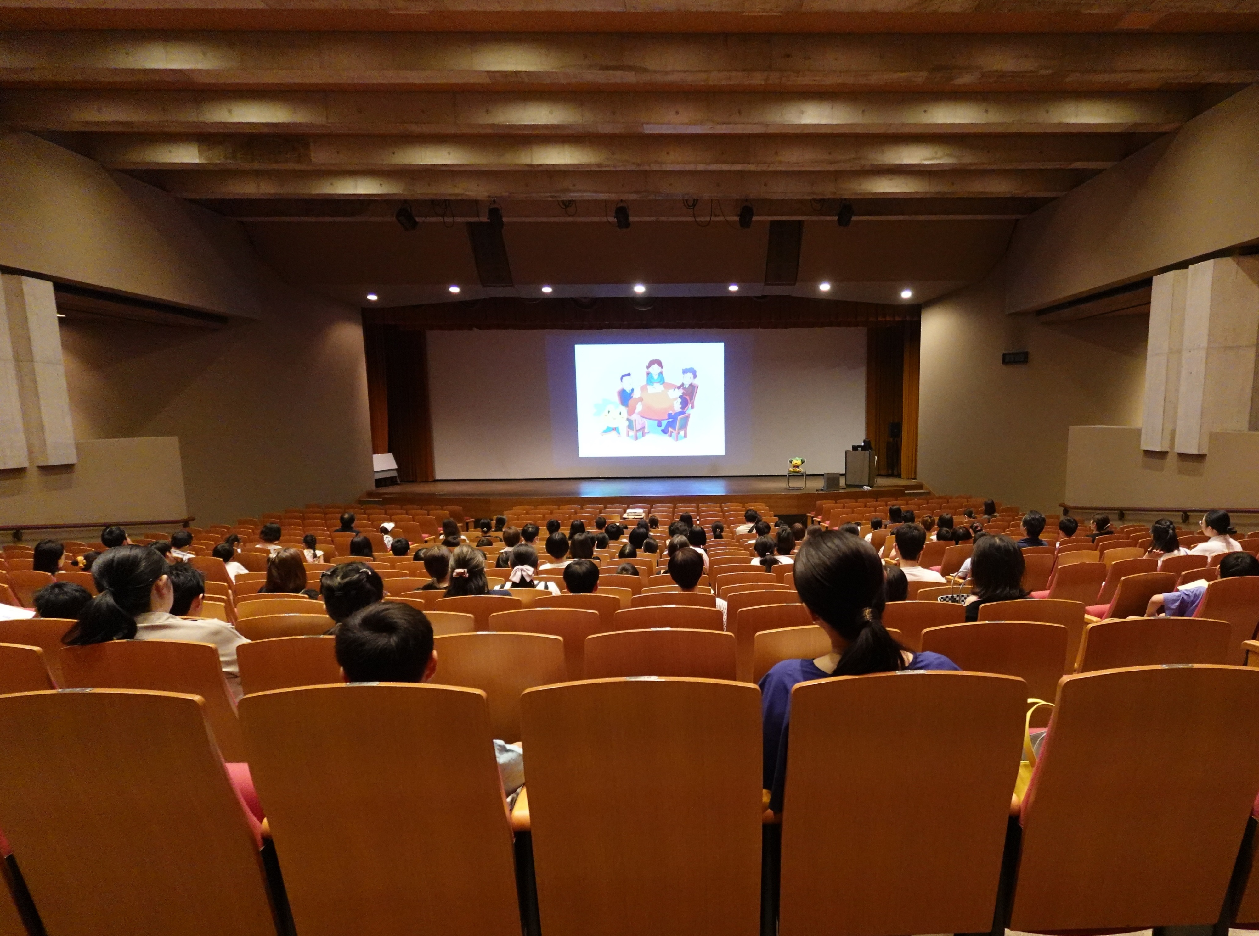 写真：講堂内でのDVD視聴