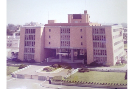 写真：裁判所外観。B棟移転当時の様子