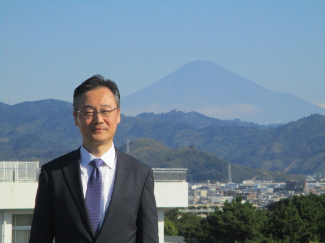 写真：静岡地方裁判所長  吉崎佳弥
